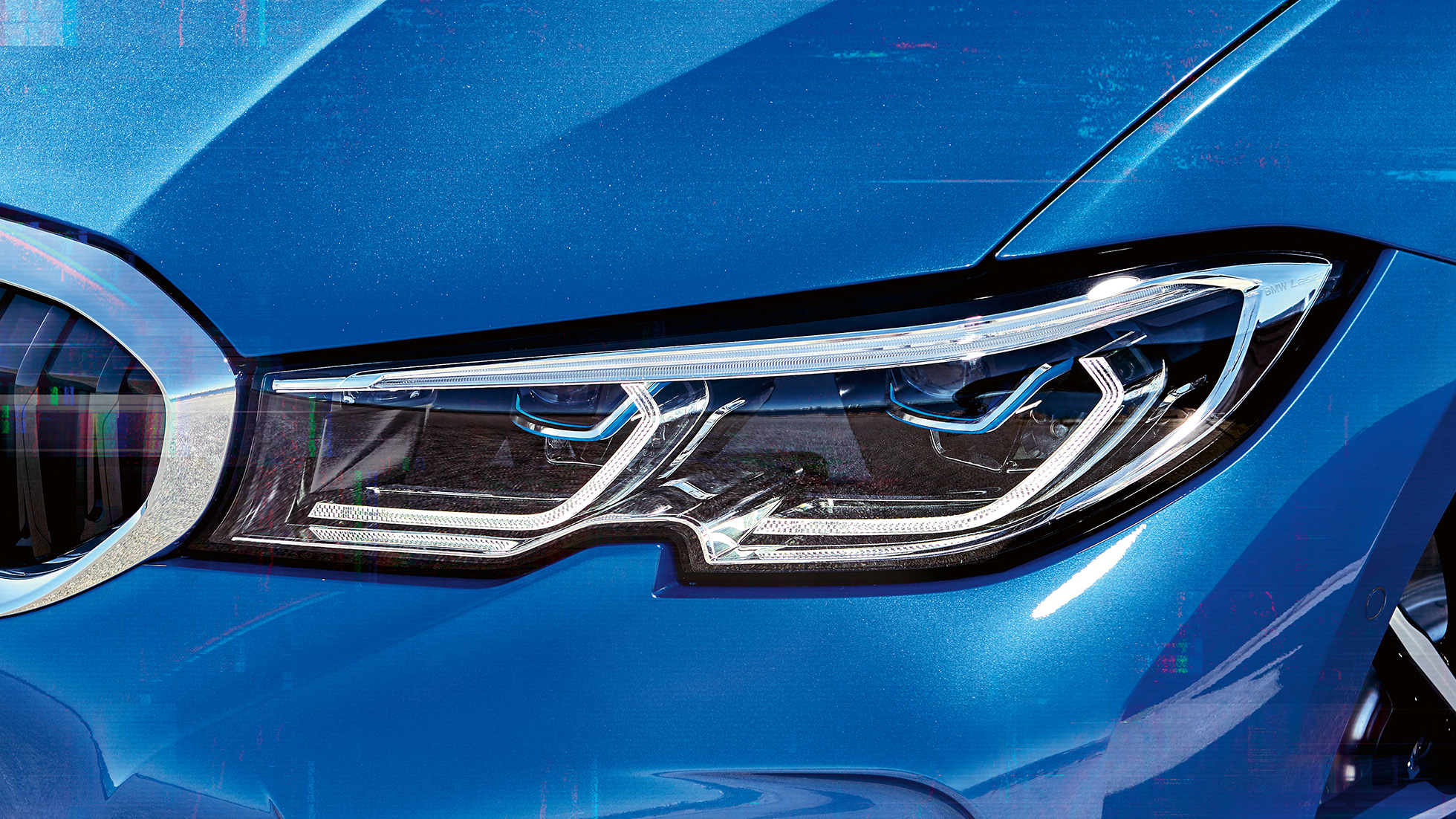 BMW 3 серії Седан, лазерні фари BMW. Бічний крупний план правих передніх лазерних фар BMW.