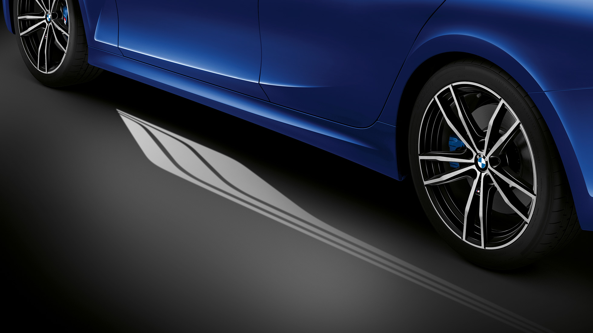 BMW 3 серії Седан, ілюмінація Welcome Light Carpet. Детальний вид збоку відкритих водійських дверей з Welcome Light Carpet.