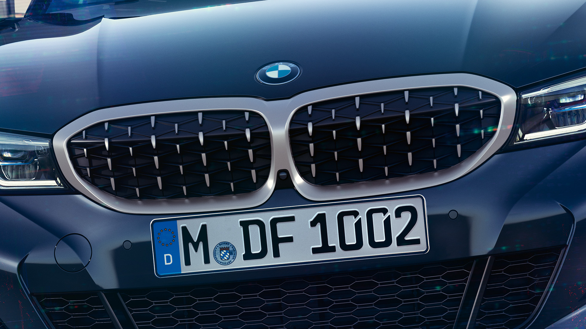 BMW 3 серії Седан, здвоєна решітка радіатора BMW. Передній крупний план здвоєнної решітки радіатора BMW з сітчастим дизайном седана BMW 3 серії M340i xDrive.