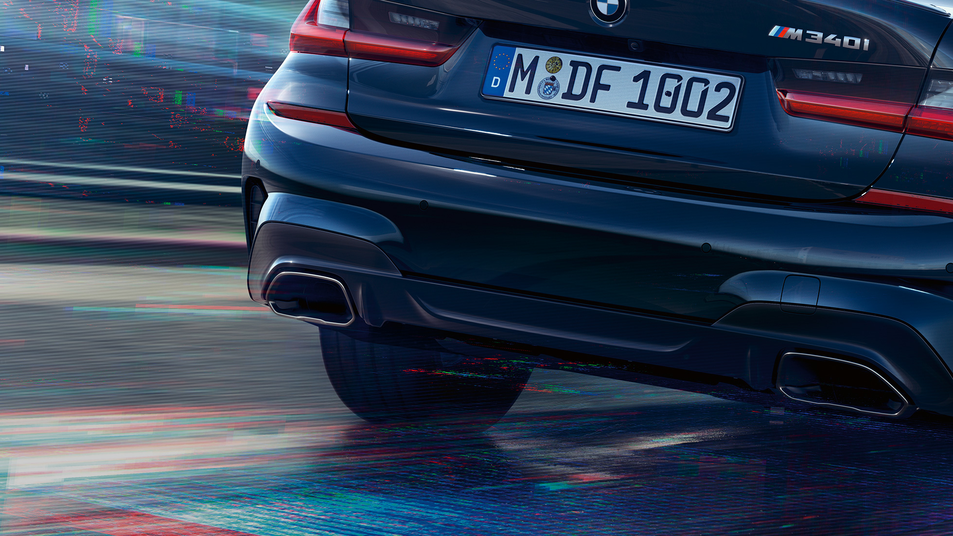 BMW 3 серії Седан, вихлопні труби М. Крупний план задньої частини седана BMW 3 серії з вихлопними трубами M кольору Cerium grey металік