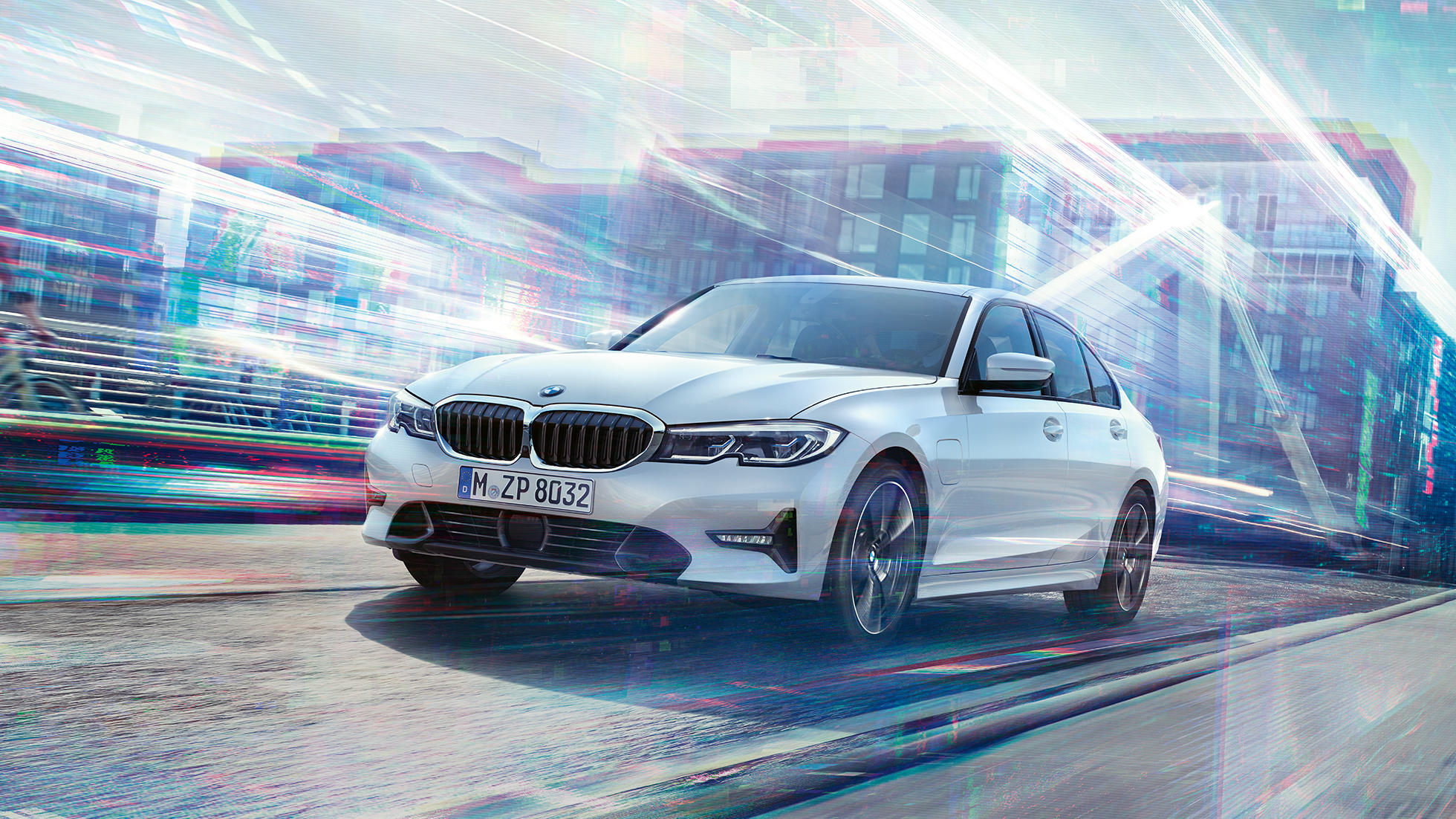 BMW 3 серії Седан 330e в русі BMW 3 серії Седан 330е в русі на міському тлі.