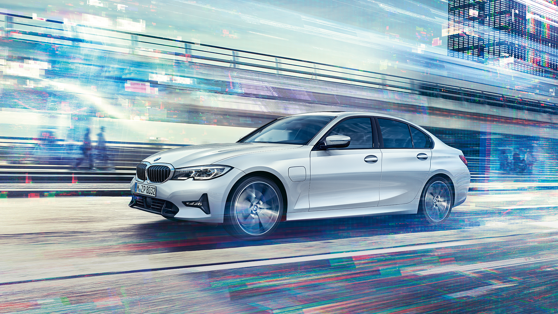 BMW 3 серії Седан, вид збоку седана BMW 3 серії 330е в русі. Вид збоку седана BMW 3 серії 330е в русі на міському тлі.