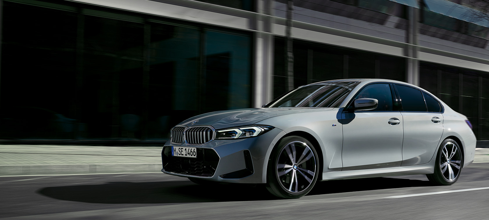 BMW 3 серії Sedan LCI G20 у кольорі Brooklyn Grey, вид збоку на фоні стіни