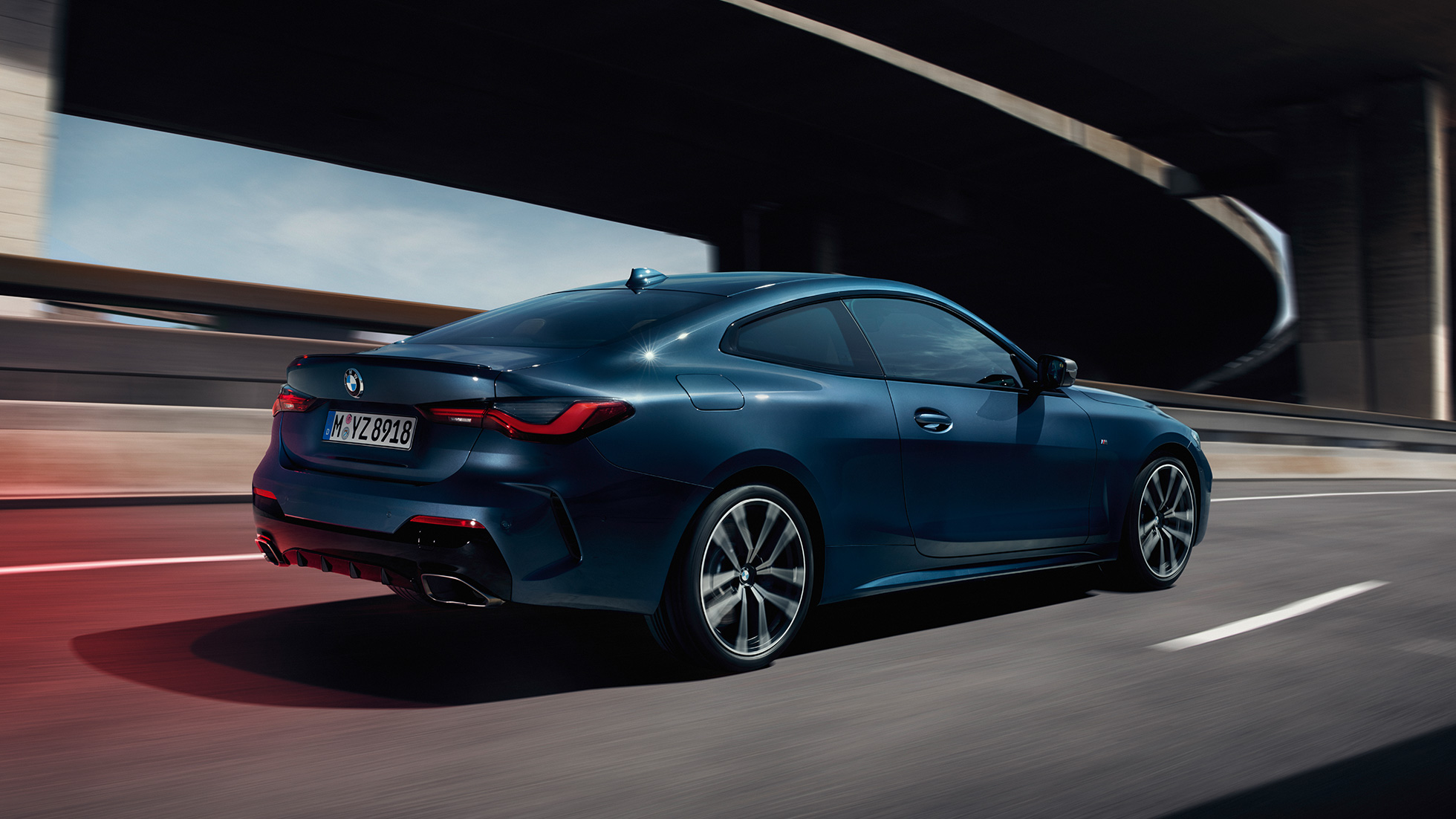 Вид збоку з поворотом в три чверті BMW 4 серії Coupé G22 2020 BMW 4 серії Coupé G22 2020 Arctic Race Blue металік вид збоку з поворотом в три чверті в русі