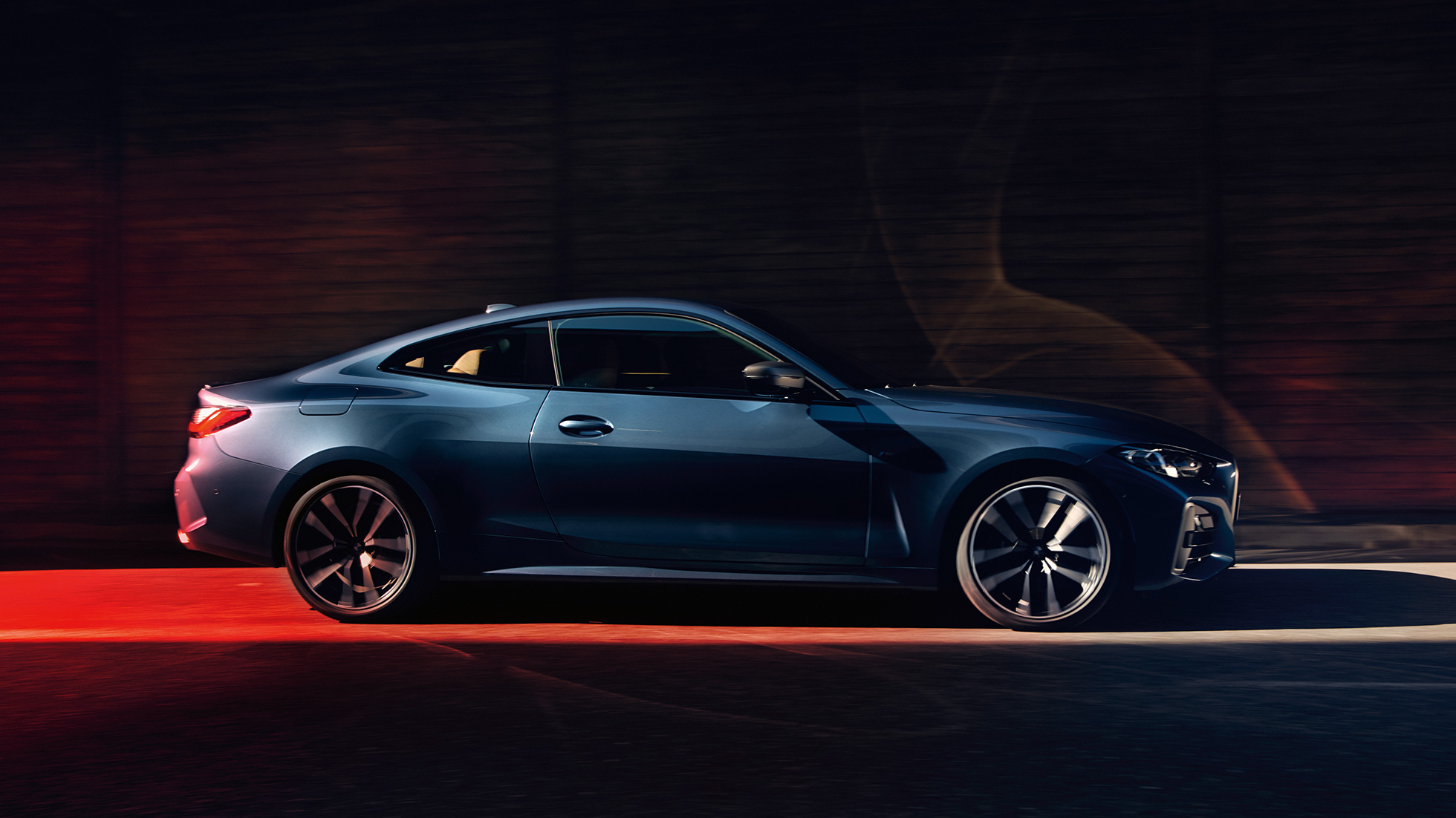 Вид збоку BMW 4 серії Coupé G22 2020 BMW 4 серії Coupé G22 2020 Arctic Race Blue металік вид збоку в русі
