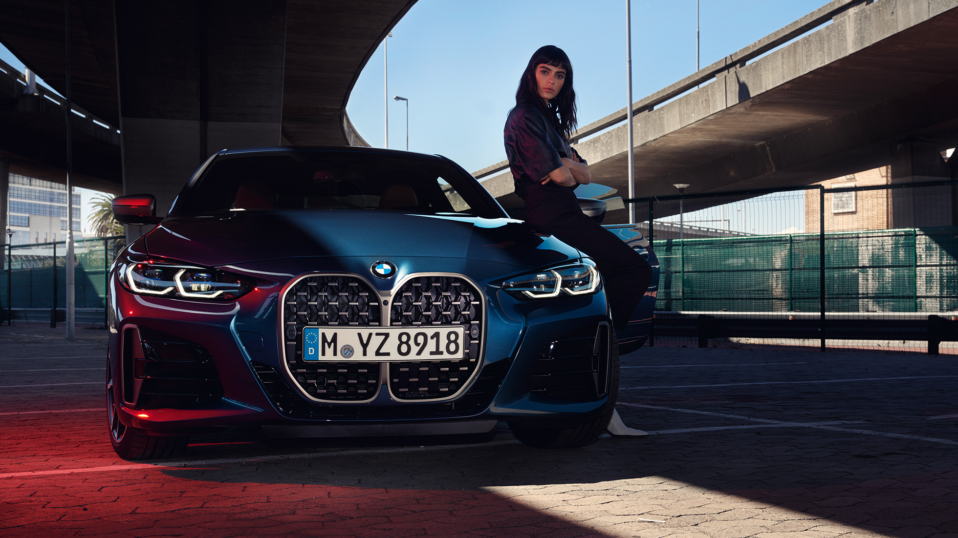 Вид спереду з подвійною решіткою передніми фарами BMW 4 серії Coupé G22 2020 BMW 4 серії Coupé G22 Arctic Race Blue metallic 2020 вид спереду з подвійною решіткою передніми фарами та моделлю
