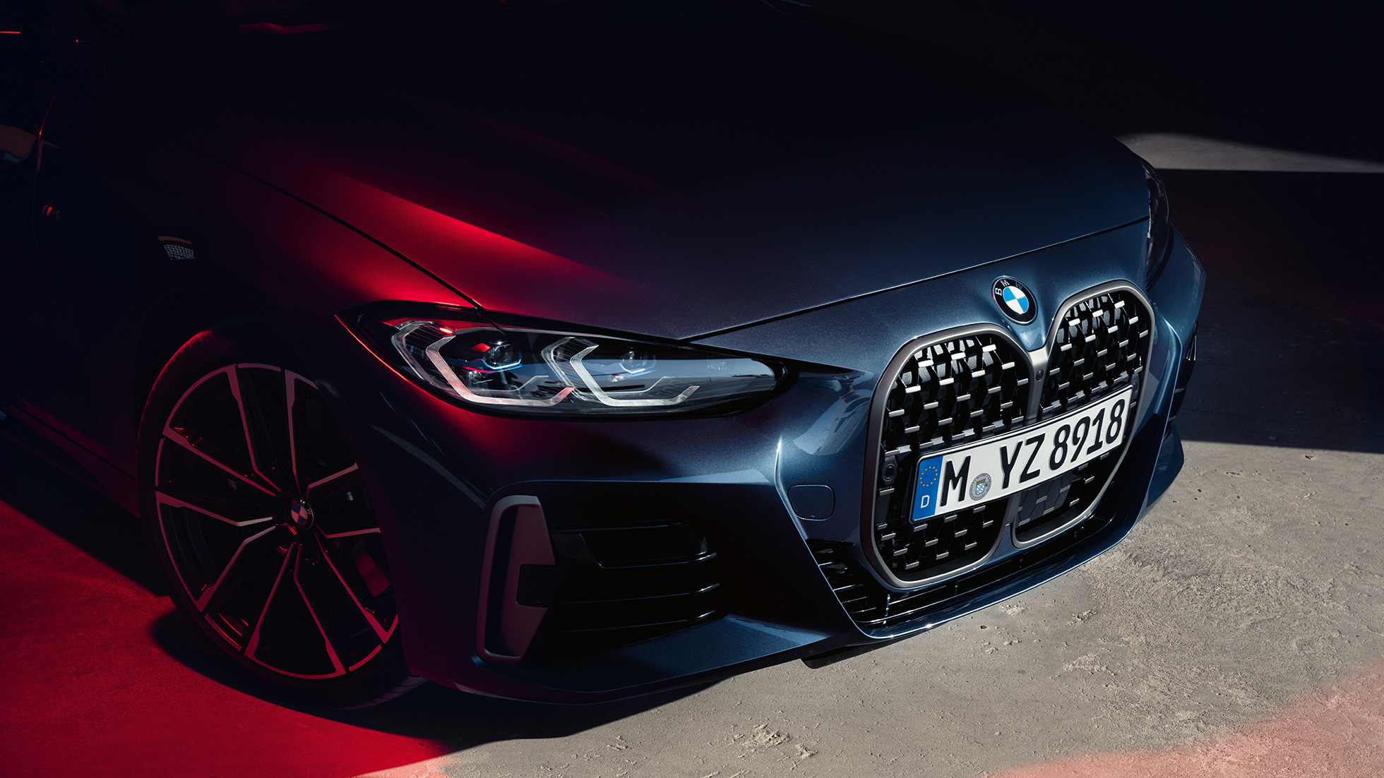 Вид спереду з поворотом в три чверті BMW решітка радіатора BMW 4 серії Coupé G22 2020 BMW 4 серії Coupé G22 2020 Arctic Race Blue металік вид спереду з поворотом в три чверті BMW решітка радіатора
