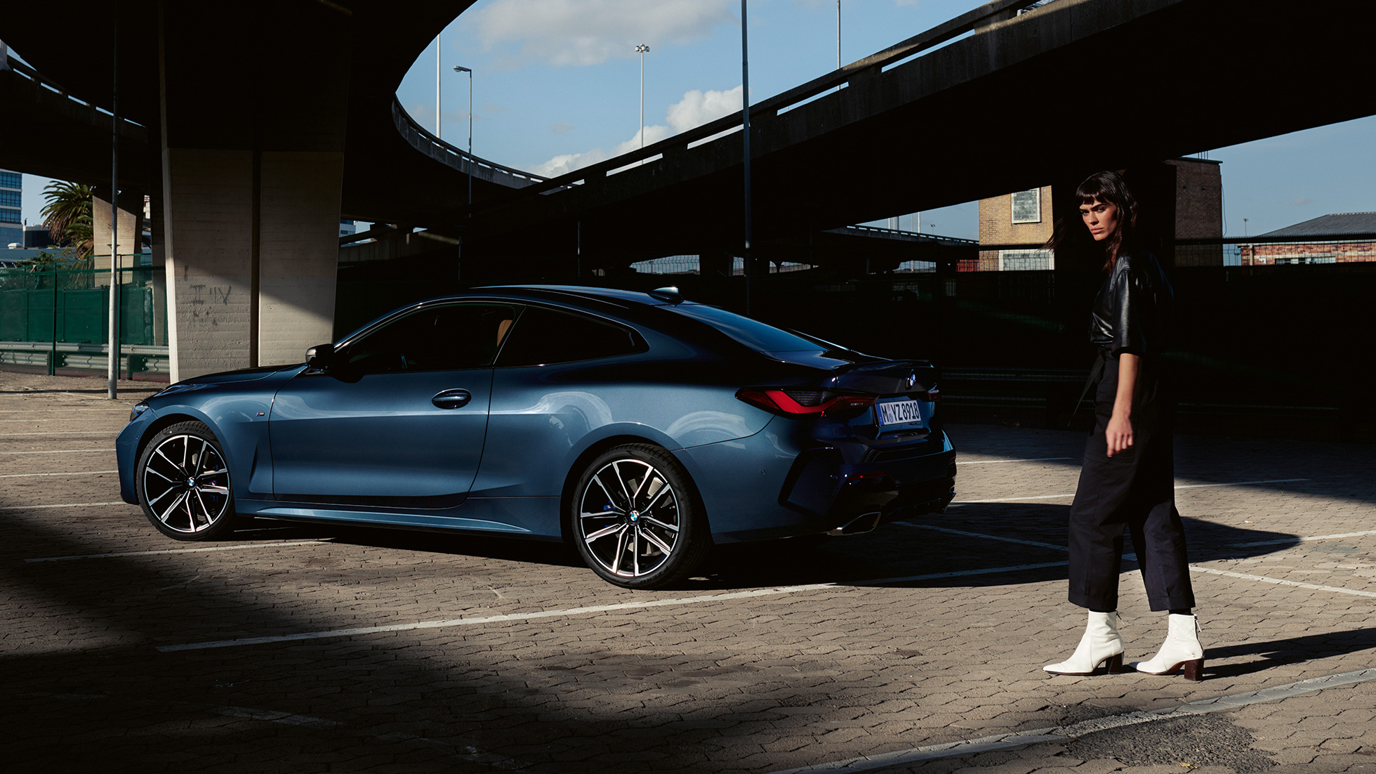 Вид збоку плавна лінія даху ВMW 4 серії Coupé G22 2020 BMW 4 серії Coupé G22 Arctic Race Blue металік 2020 вид збоку плавна лінія даху