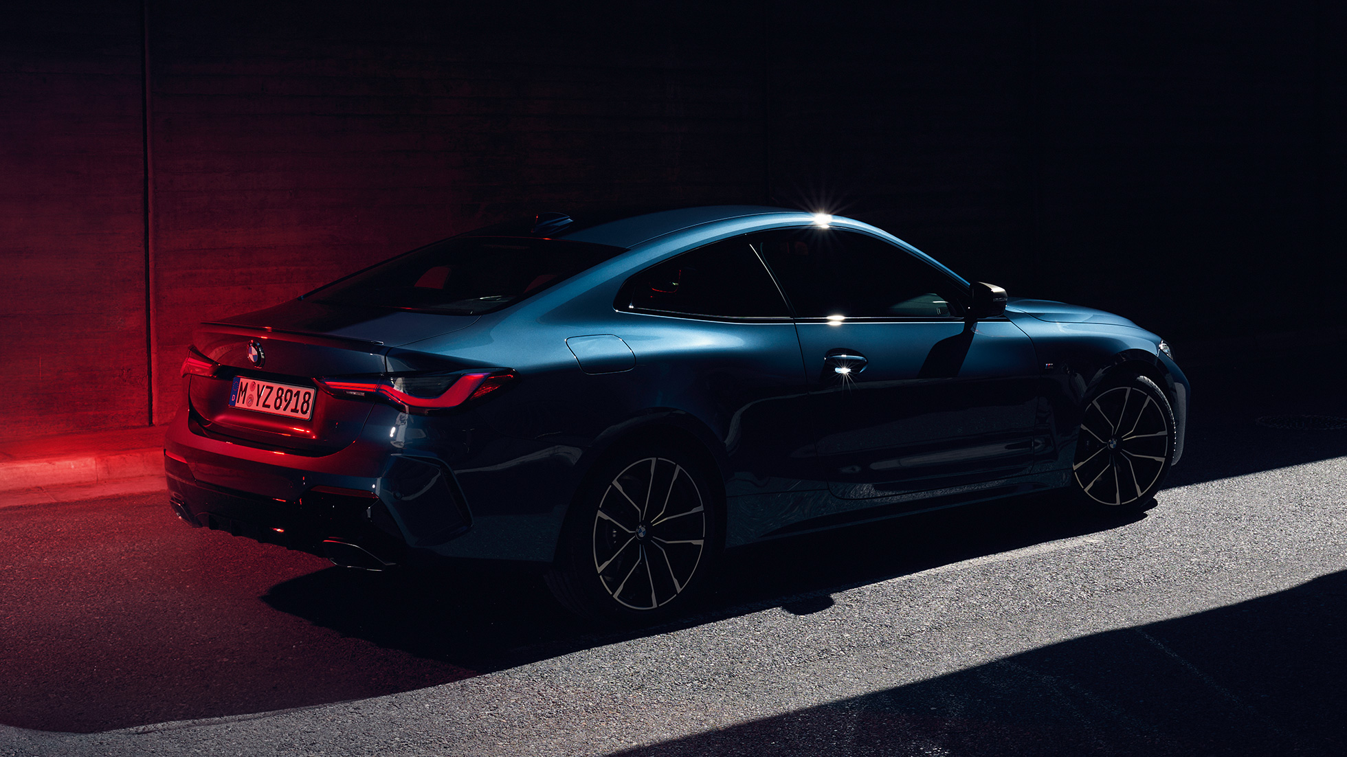 Вид ззаду з поворотом в три чверті поясна лінія з вигином Хофмайстера BMW 4 серії Coupé G22 BMW 4 серії Coupé G22 2020 Arctic Race Blue металік вид ззаду з поворотом в три чверті поясна лінія з вигином Хофмайстера