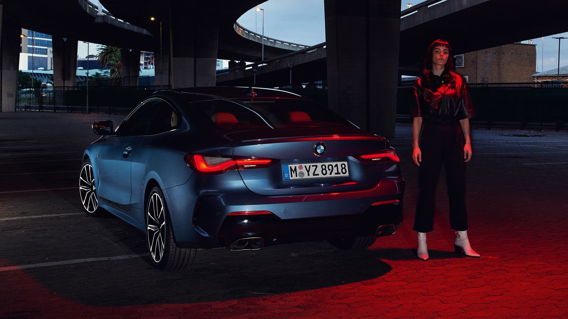 Вид ззаду задні фари BMW 4 серії Coupé G22 BMW 4 серії Coupé G22 2020 Arctic Race Blue металік вид ззаду задні фари