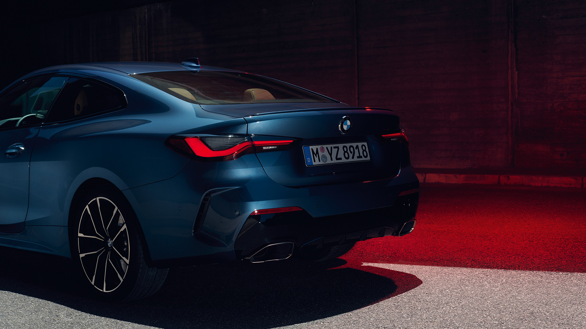 Вид ззаду з поворотом в три чверті вихлопні труби BMW 4 серії Coupé G22 2020 BMW 4 серії Coupé G22 2020 Arctic Race Blue металік вид ззаду з поворотом в три чверті вихлопні труби