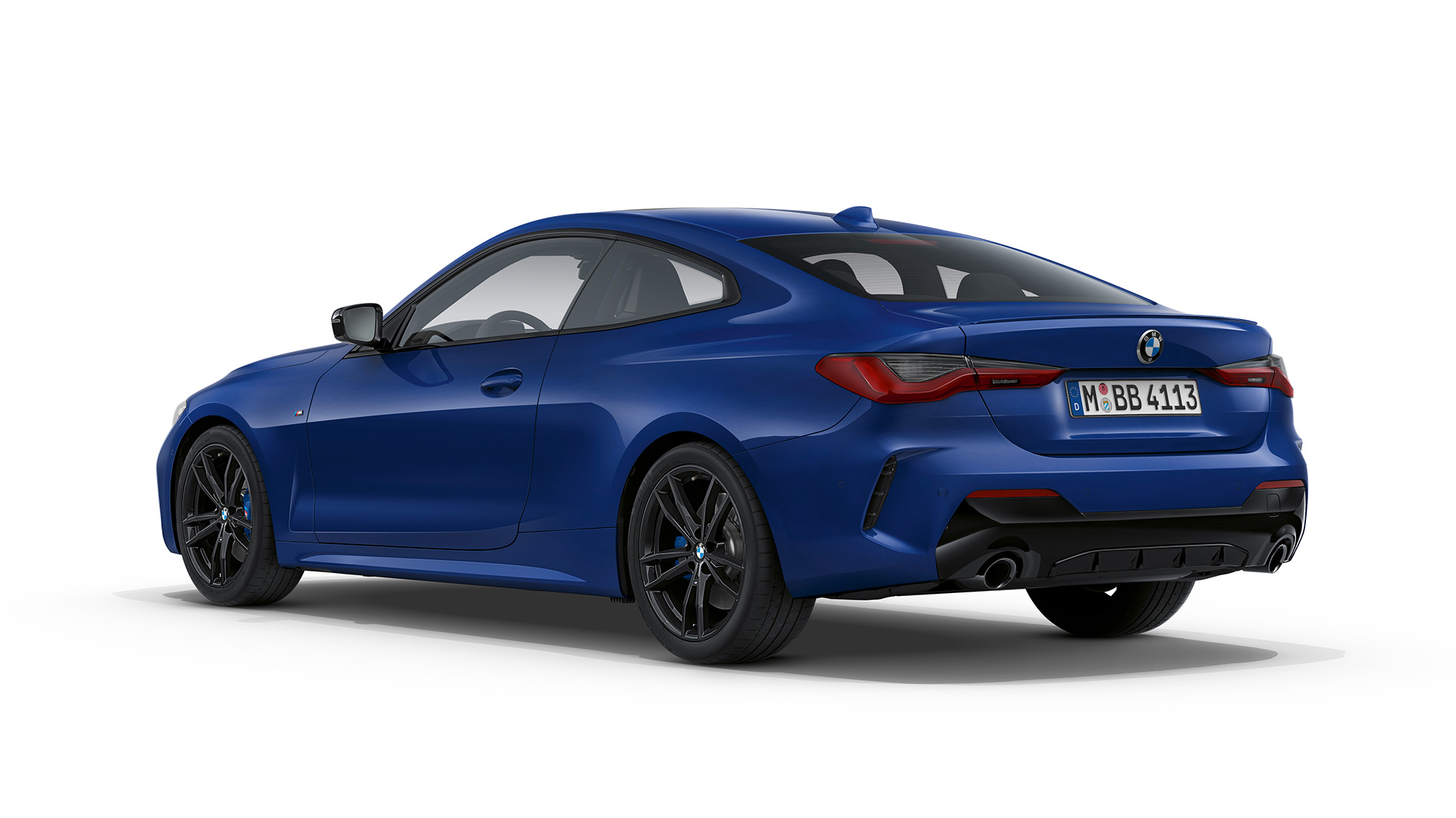 Задня частина BMW 4 серії Coupé пакет M Sport G22 2020 BMW 4 серії Coupé G22 2020 пакет M Sport Arctic Race Blue металлик вид ззаду з поворотом в три чверті