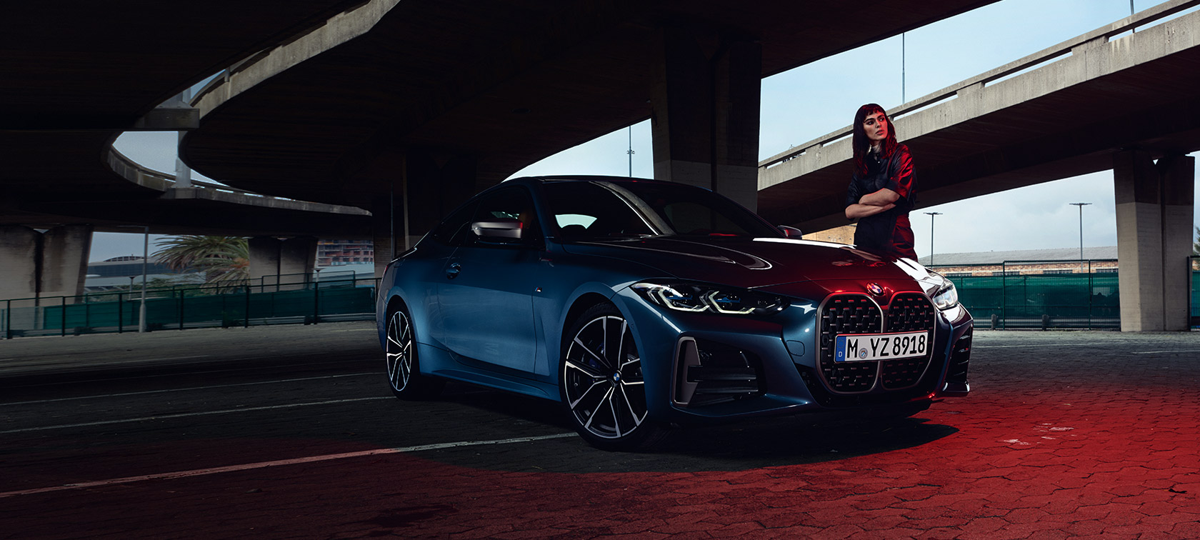 BMW 4 серії Coupe G22 2020 у кольорі Arctic Race Blue metallic, вид спереду на три чверті з моделлю