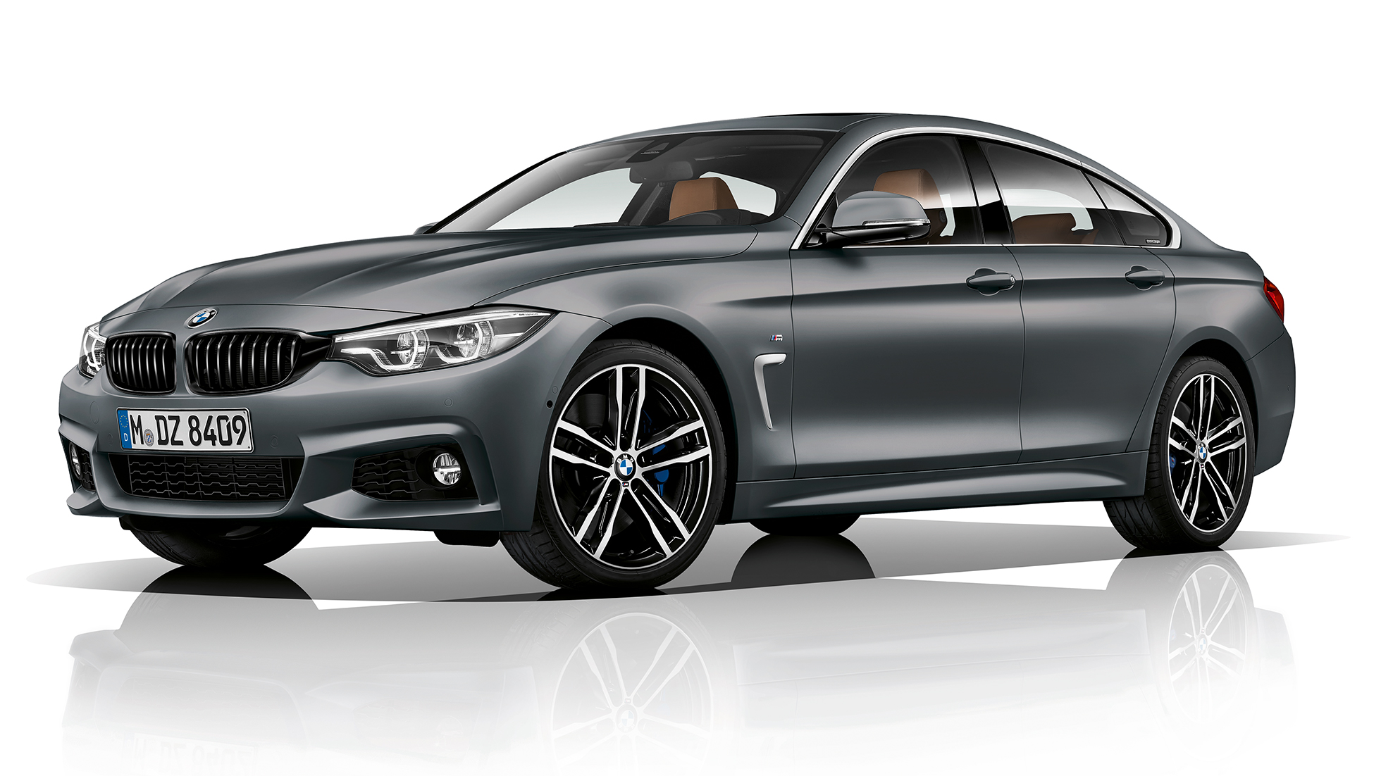 BMW 4 серії Gran Coupé, модель M Sport вид спереду з поворотом в три чверті BMW 4 серії Gran Coupé, модель M Sport вид спереду з поворотом в три чверті