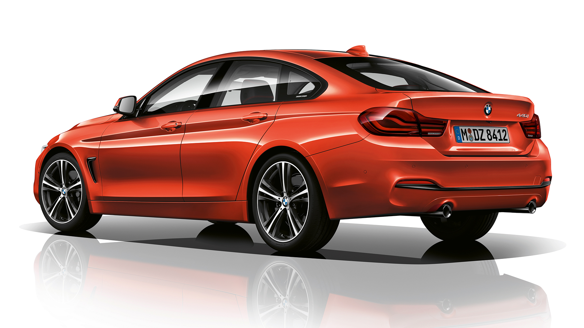 BMW 4 серії Gran Coupé, модель Sport Line вид ззаду з поворотом в три чверті BMW 4 серії Gran Coupé, модель Sport Line вид ззаду з поворотом в три чверті