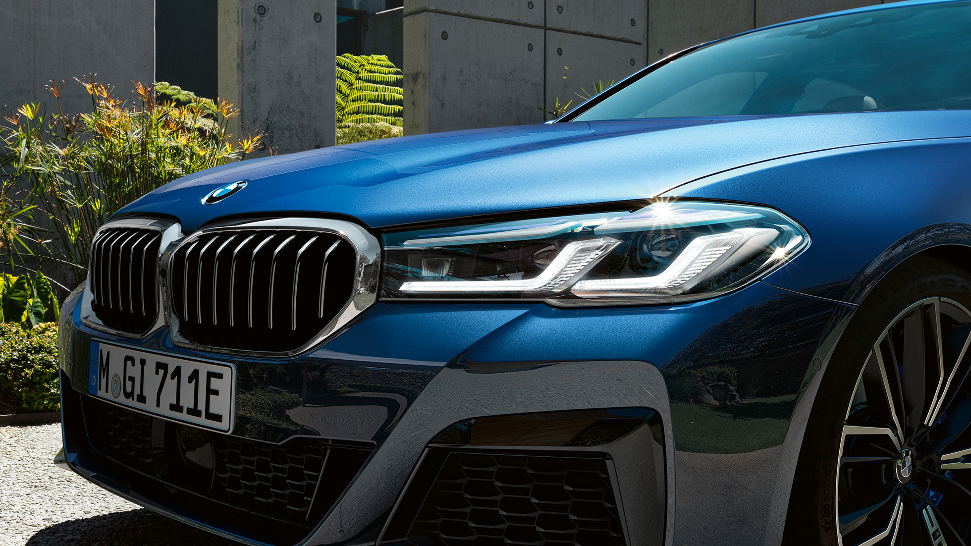 Фари з лазерною технологією BMW Laserlight BMW 5 серії Седан G30 Крупний вид спереду на фари з лазерною технологією BMW Laserlight BMW 5 серії Седан G30 LCI 2020 кольору Phytonic Blue