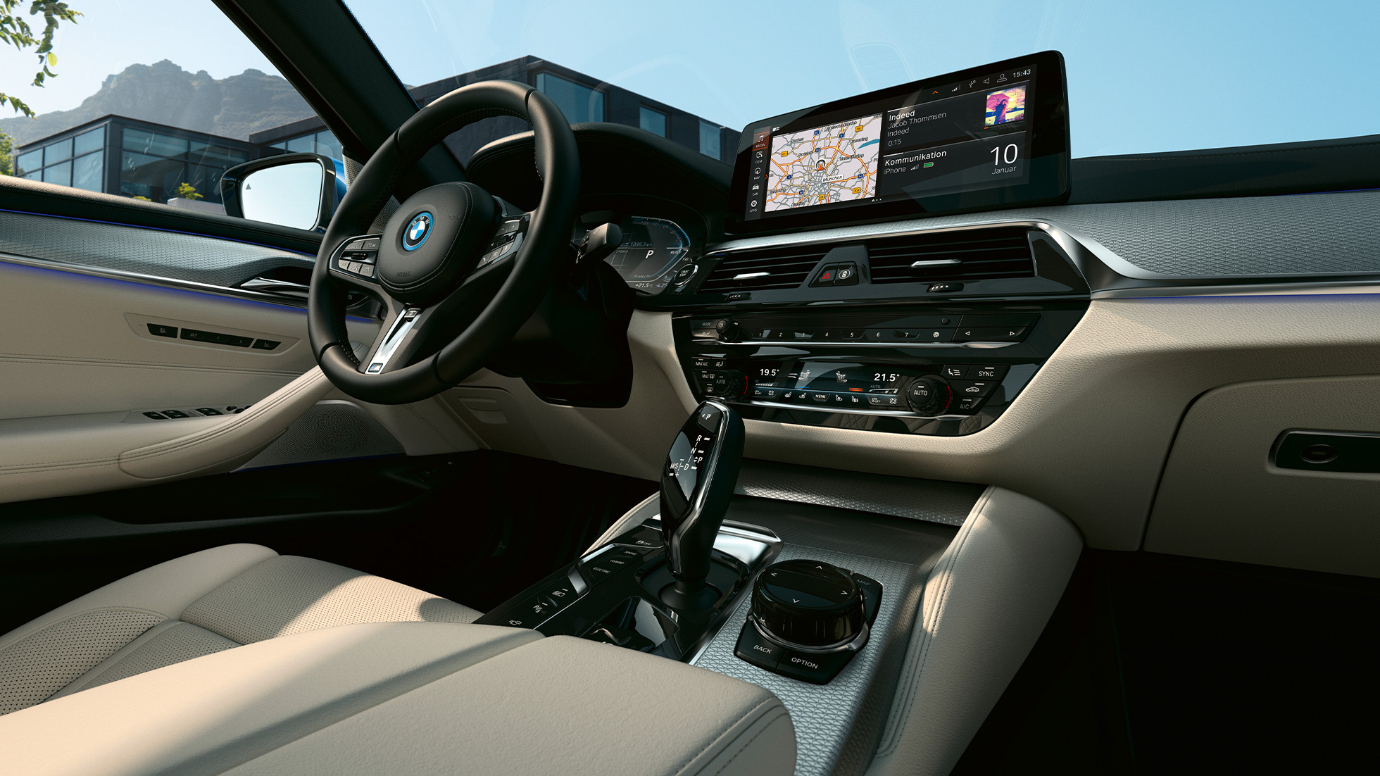 Інтер’єр BMW 5 серії Седан G30 Дисплей керування та спортивне шкіряне кермо в інтер’єрі BMW 5 серії Седан G30 LCI 2020