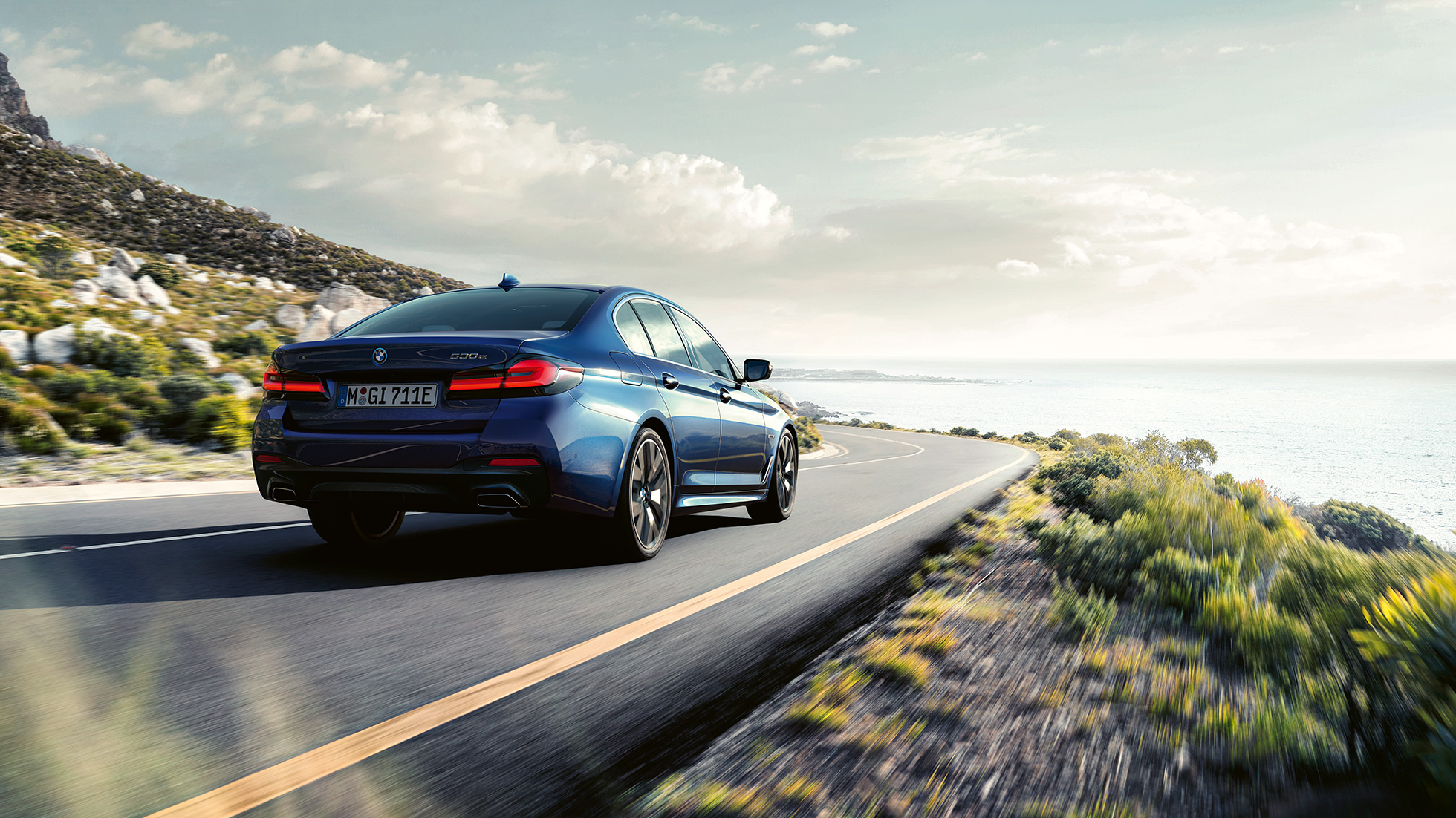 Динамічні характеристики BMW 5 серії Седан G30 Динамічні характеристики BMW 5 серії Седан G30 кольору Phytonic Blue з видом на три чверті спереду