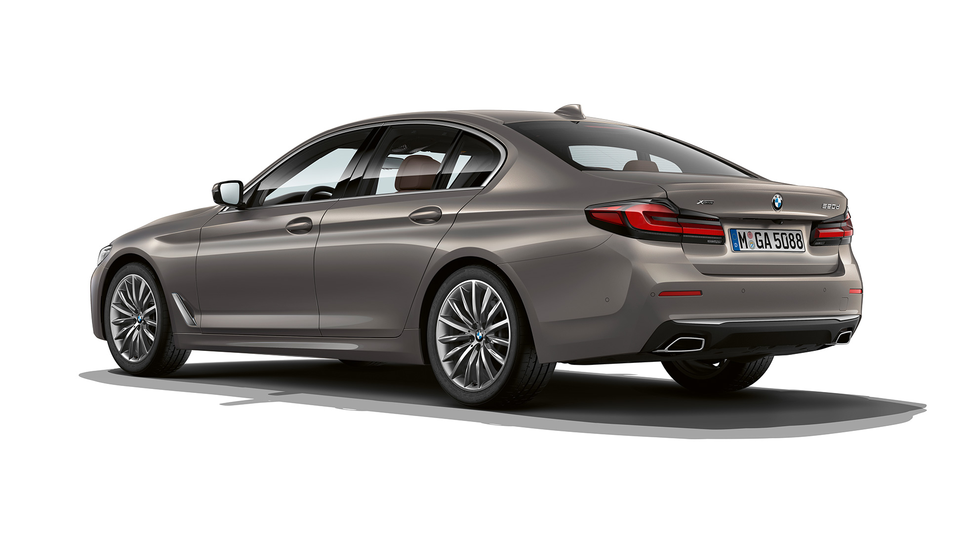 BMW 5 серії Седан G30 Luxury Line ззаду BMW 5 серії Седан 520d xDrive G30 2020 Luxury Line кольору Bernina Grey з видом на три чверті ззаду