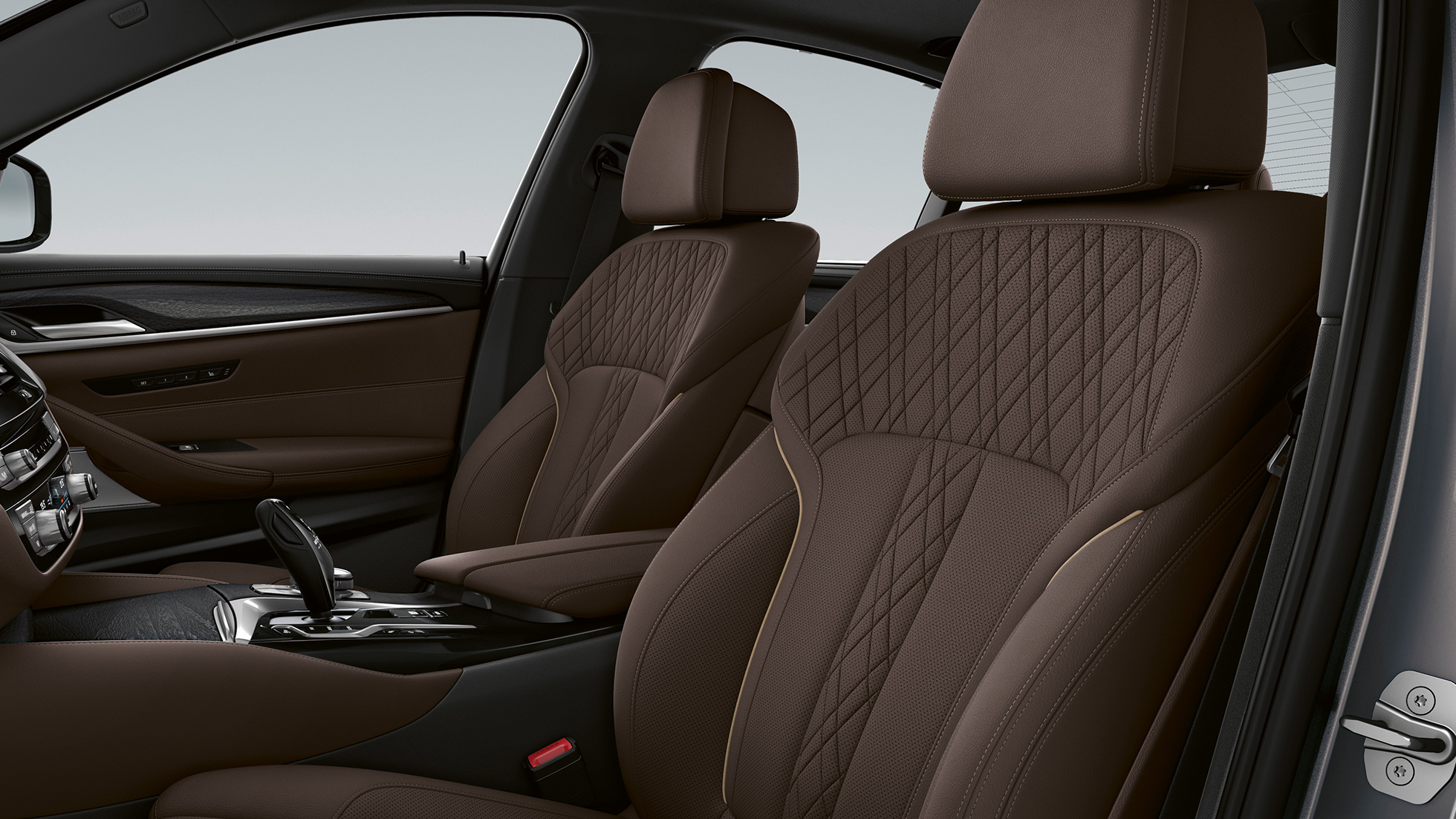 Оббивка BMW 5 серії Седан G30 Luxury Line Ексклюзивна шкіра Nappa кольору Mokka й ексклюзивна прострочка з контрастною окантовкою в салоні BMW 5 серії Седан 520d xDrive G30 2020 Luxury Line