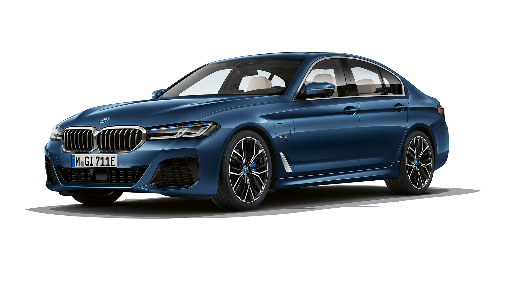 Плагін-гібридний BMW 5 серії Седан G30 з пакет M Sport спереду BMW 5 серії Седан 520d xDrive G30 2020 з пакетом M Sport кольору Alpine White з видом на три чверті спереду