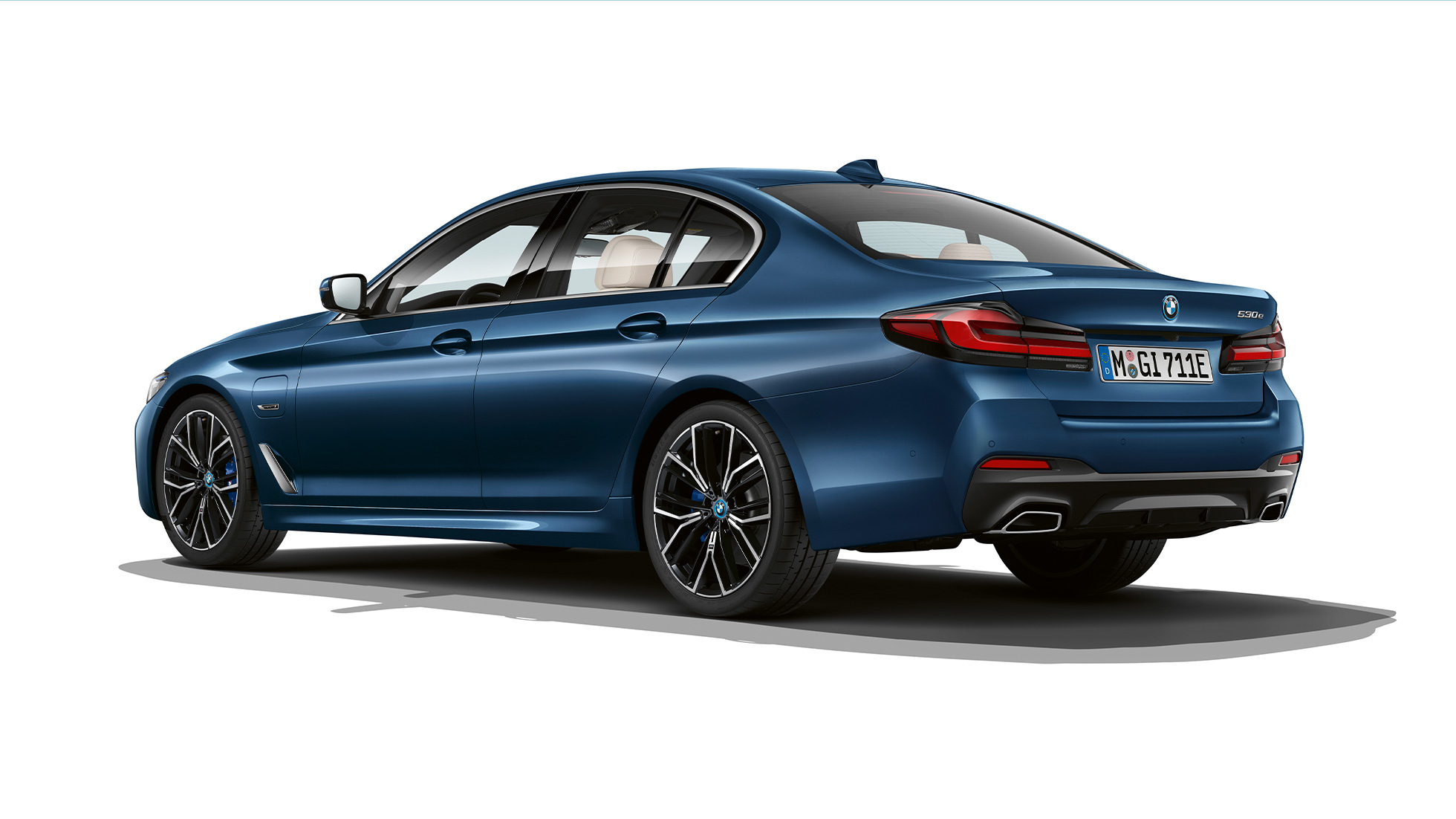 Плагін-гібридний BMW 5 серії Седан G30 з пакет M Sport ззаду BMW 5 серії Седан 520d xDrive G30 2020 з пакетом M Sport кольору Alpine White з видом на три чверті ззаду