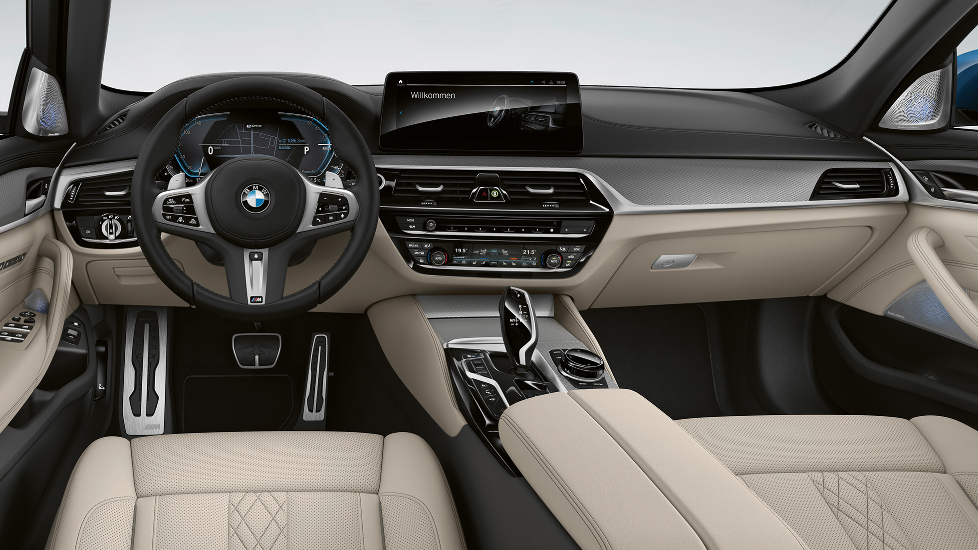 Кокпіт плагін-гібридного BMW 5 серії Седан G30 з пакетом M Sport Кокпіт BMW 5 серії Седан 520d xDrive G30 2020 з пакетом M Sport Шкіра Dakota чорного кольору з контрастною строчкою синього кольору в інтер’єрі
