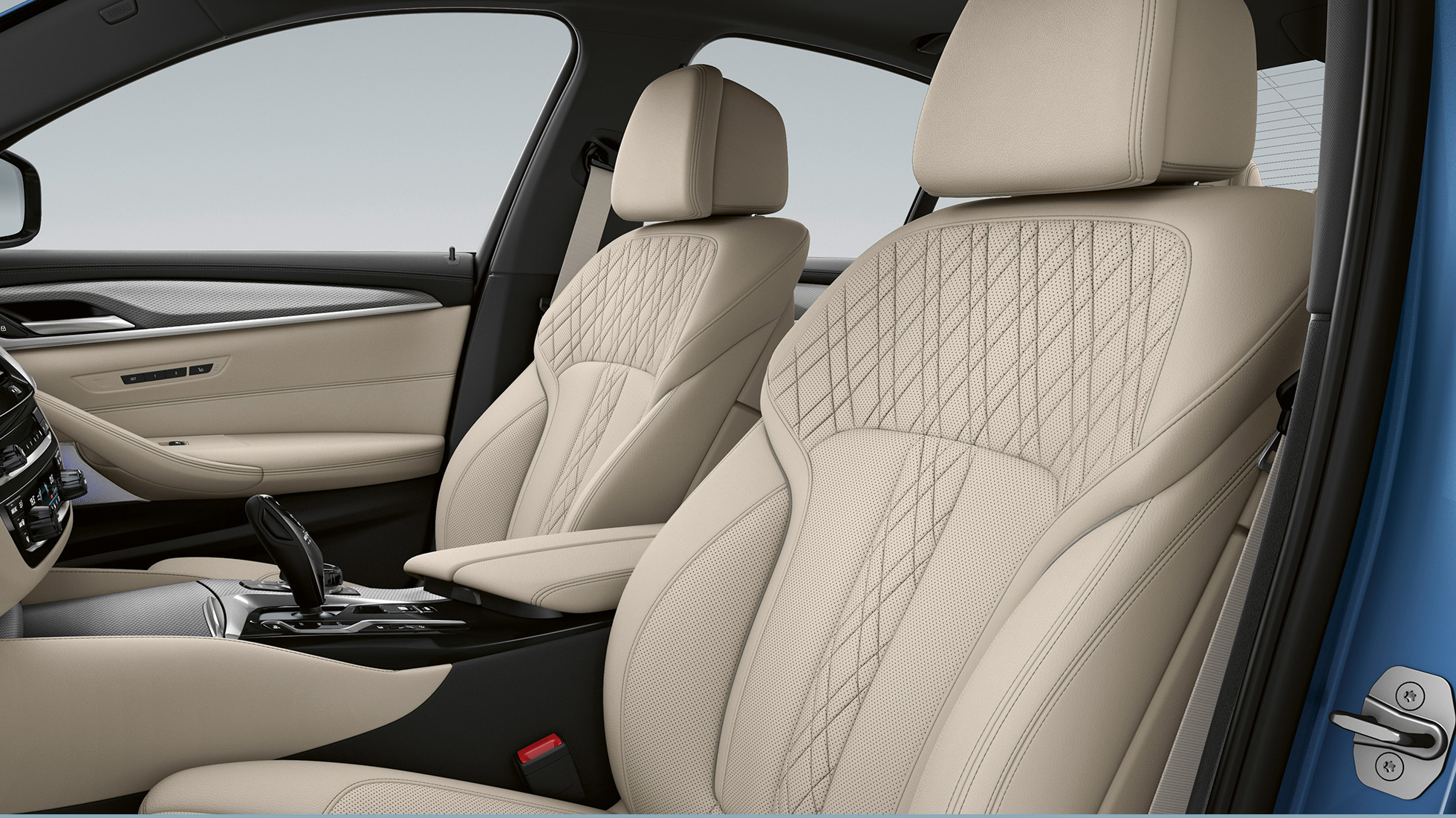 Оббивка плагін-гібридного BMW 5 серії Седан G30 з пакетом M Sport Оббивка зі шкіри Dakota чорного кольору й ексклюзивна прострочка синього кольору в салоні BMW 5 серії 520d xDrive G30 2020 Пакет M Sport