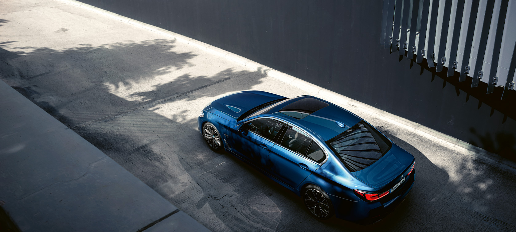 Стоячий BMW 5 серії Седан G30 Стоячий BMW 5 серії Седан G30 LCI 2020 кольору Phytonic Blue з висоти пташиного польоту