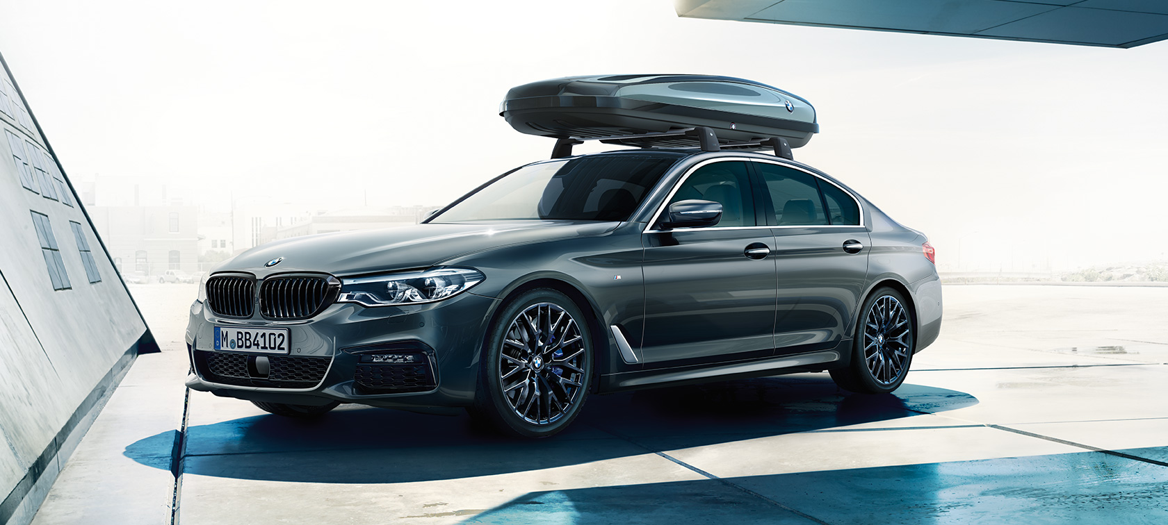 Аксесуари для BMW 5 серії Седан G30 BMW 5 серії Седан G30 з багажним боксом BMW 520 на даху