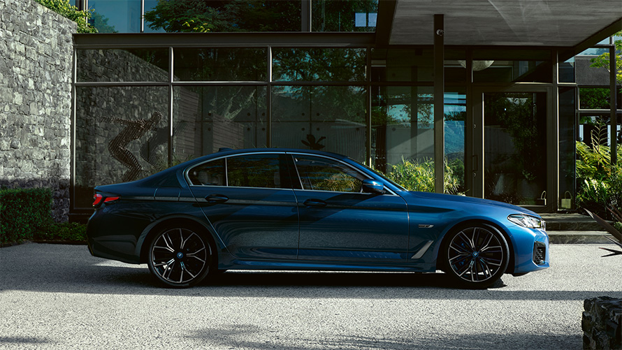 Зовнішній вигляд седана BMW 5 серії G30 Вид збоку на запаркований седан BMW 5 серії G30 LCI 2020 у кольорі Phytonic Blue.