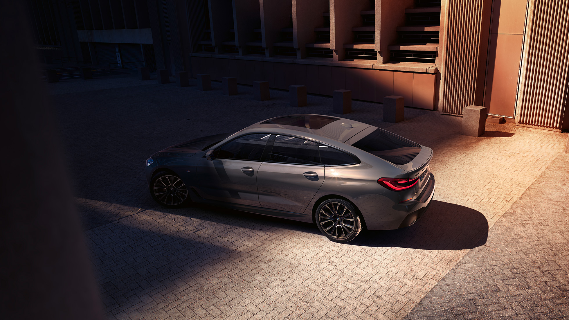 Зовнішній вигляд BMW 6 серії Gran Turismo G32 2020 BMW 6 серії Gran Turismo 640i xDrive G32 2020 у кольорі Bernina Grey, вид з висоти пташиного польоту.