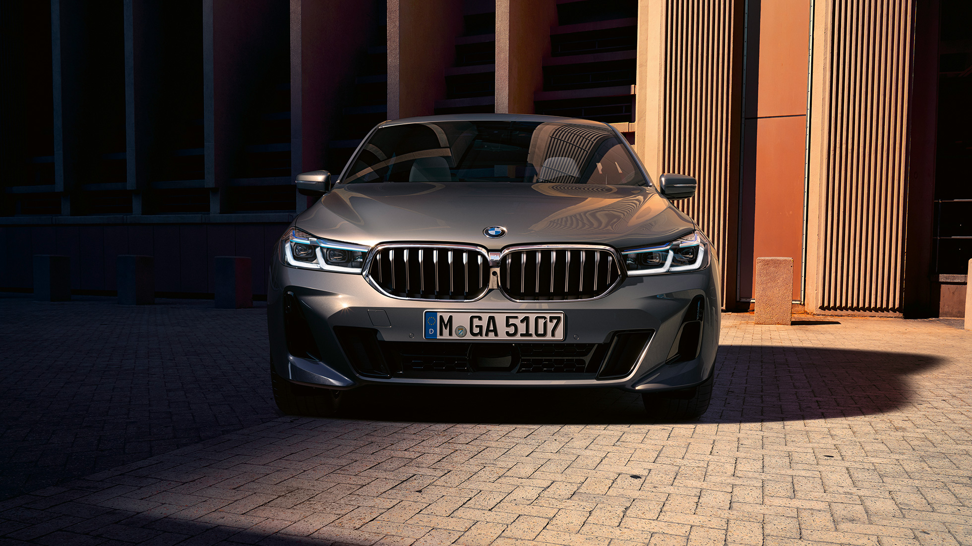 Передня частина BMW 6 серії Gran Turismo G32 2020 Дизайн передньої частини BMW 6 серії Gran Turismo 640i xDrive G32 2020 у кольорі Bernina Grey, вид спереду