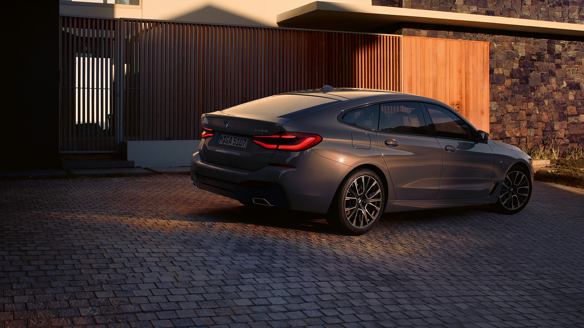 Дизайн задньої частини BMW 6 серії Gran Turismo G32 2020 Дизайн задньої частини BMW 6 серії Gran Turismo 640i xDrive G32 2020 у кольорі Bernina Grey, вид ззаду