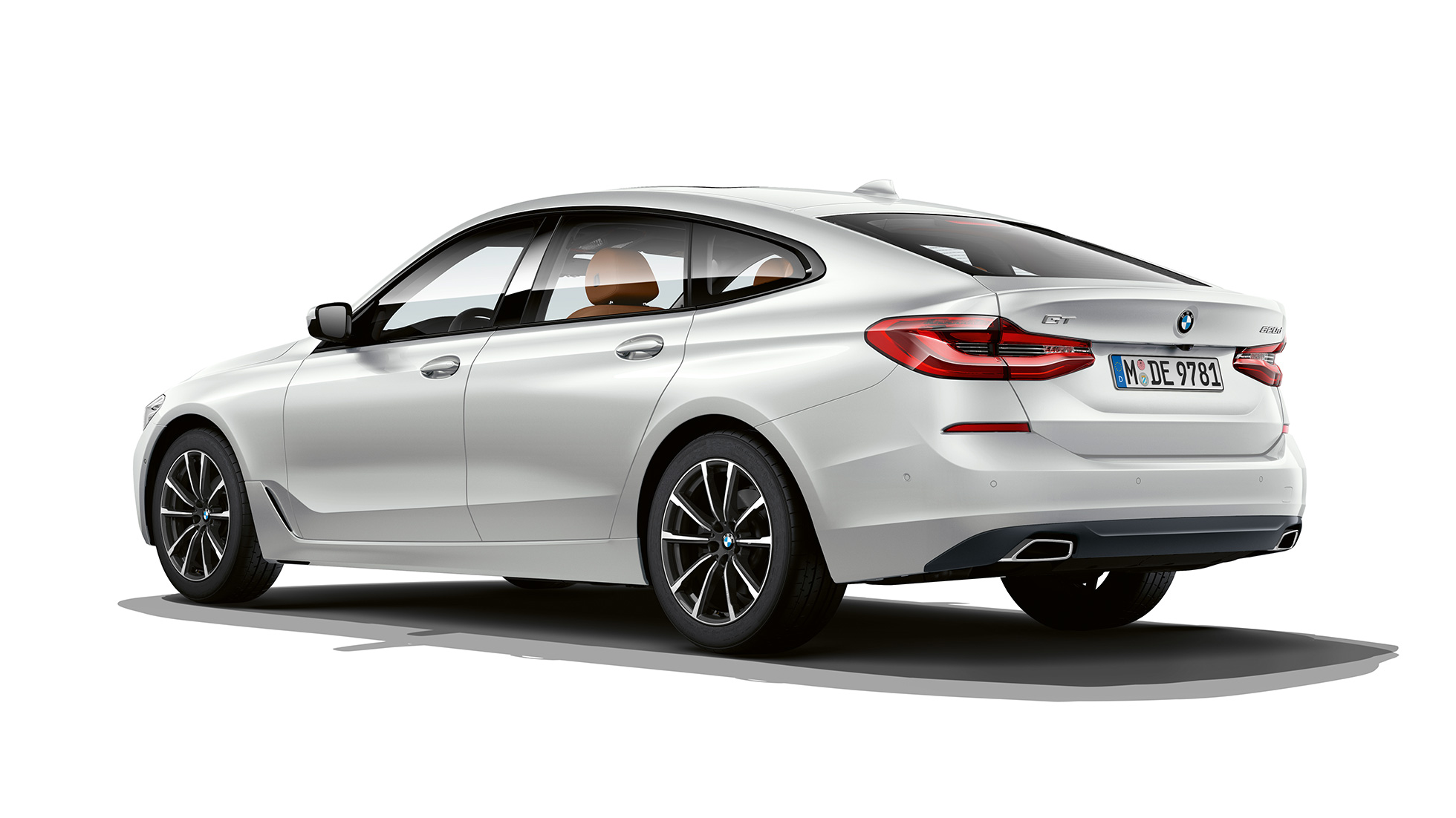 Задня частина BMW 6 серії Gran Turismo у базовій комплектації G32 2020 BMW 6 серії Gran Turismo G32 620d 2020 у базовій комплектації кольору Mineral White Metallic з видом на три чверті ззаду