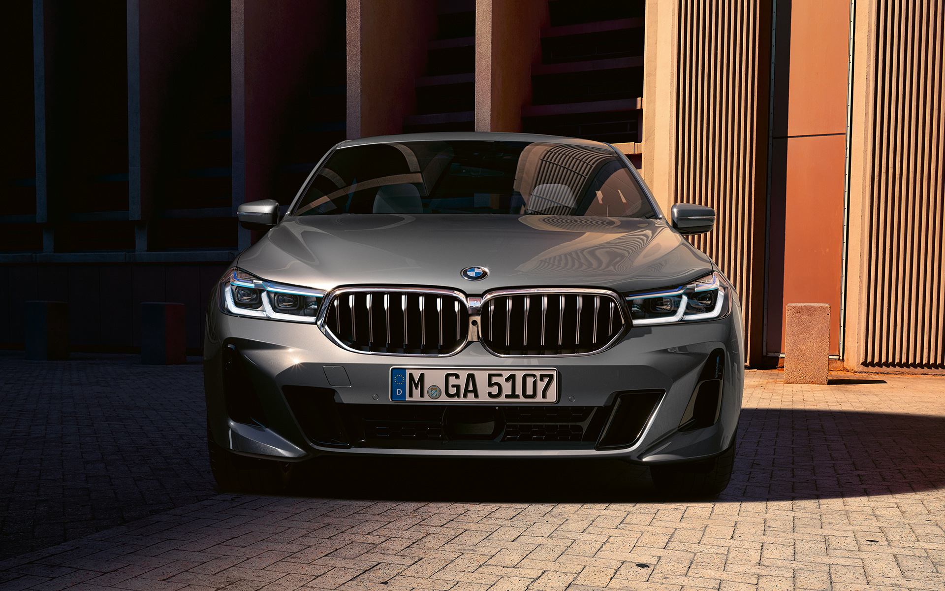 Дизайн передньої частини BMW 6 серії Gran Turismo 640i xDrive G32 2020 у кольорі Bernina Grey, вид спереду