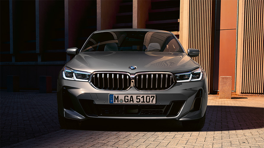 Дизайн передньої частини BMW 6 серії Gran Turismo 640i xDrive G32 2020 у кольорі Bernina Grey, вид спереду