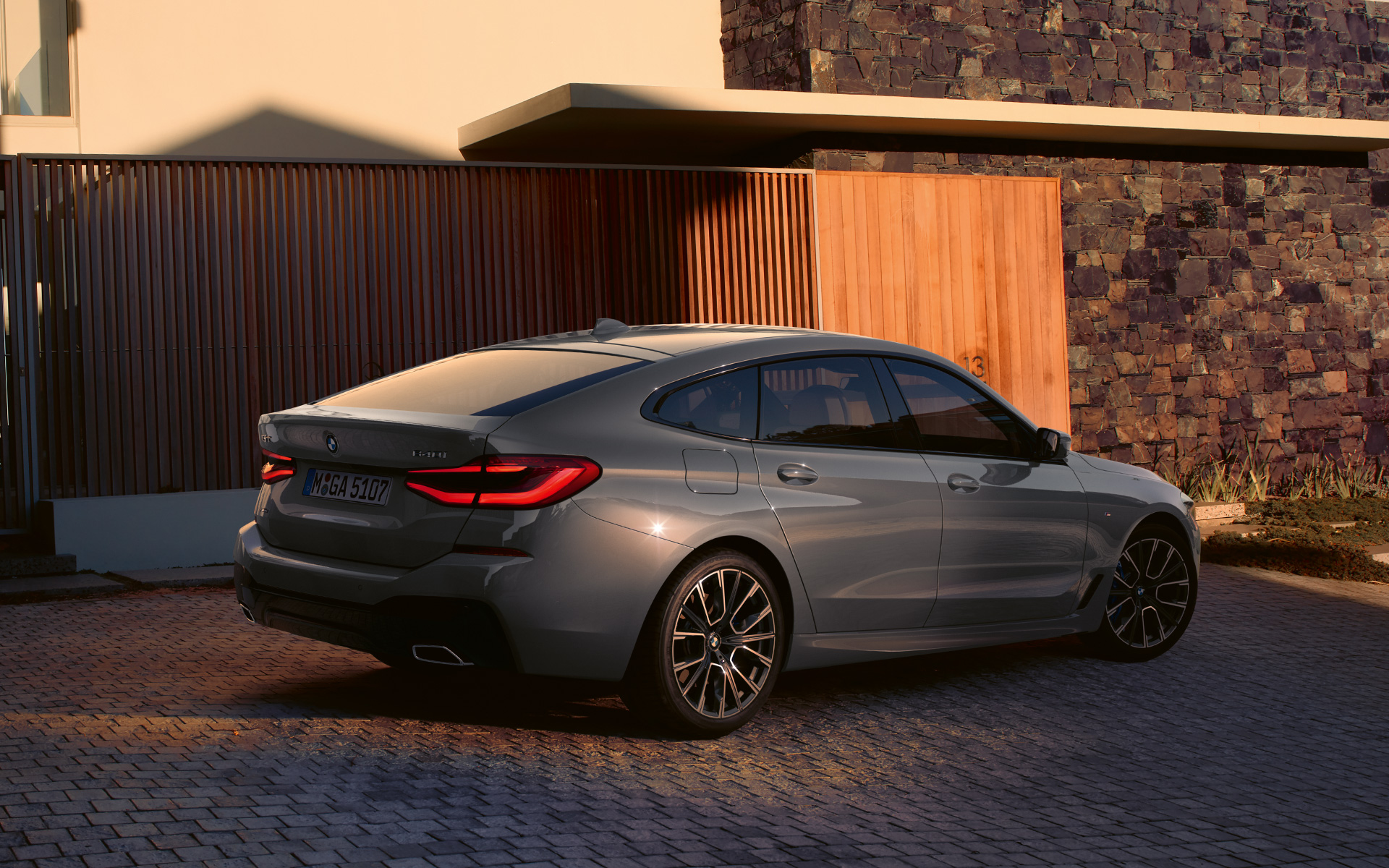 Дизайн задньої частини BMW 6 серії Gran Turismo 640i xDrive G32 2020 у кольорі Bernina Grey, вид ззаду