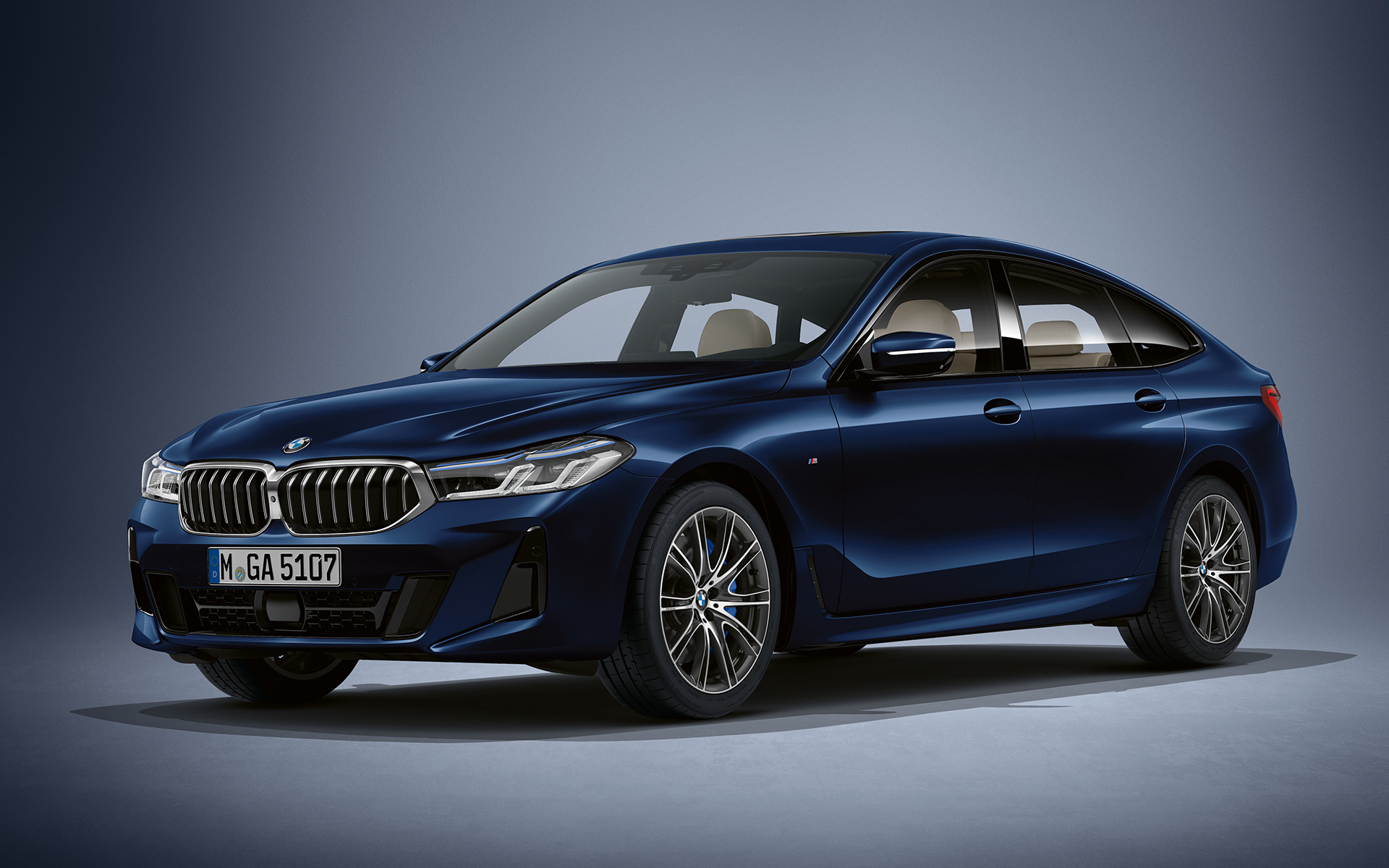 BMW Individual лакофарбове покриття Tansanite blue metallic BMW 6 серії Gran Turismo G32 2020 три чверті вигляд спереду на стоячий автомобіль
