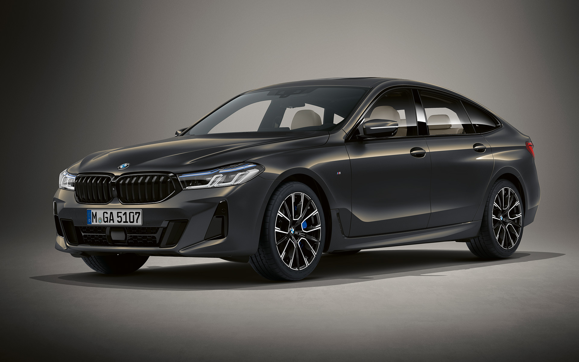 BMW Individual лакофарбове покриттяDravit Grey metallic BMW 6 серії Gran Turismo G32 2020 три чверті вигляд спереду на стоячий автомобіль