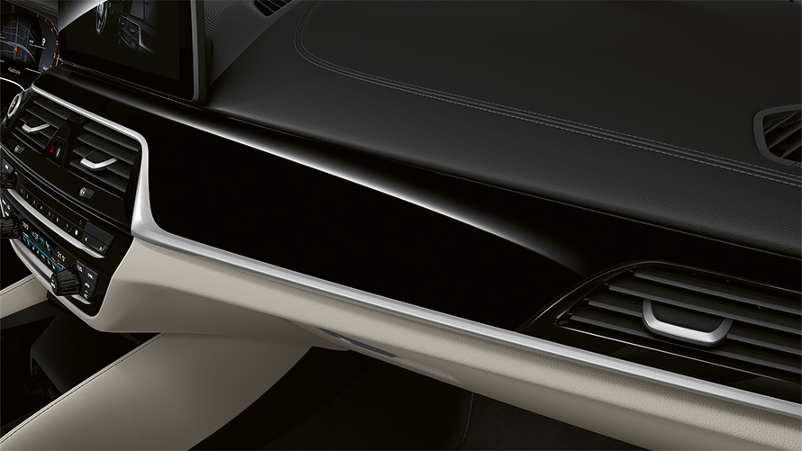 Оздоблення салону BMW 6 серії Gran Turismo у кольорі piano finish Black G32 2020, кокпіт салону