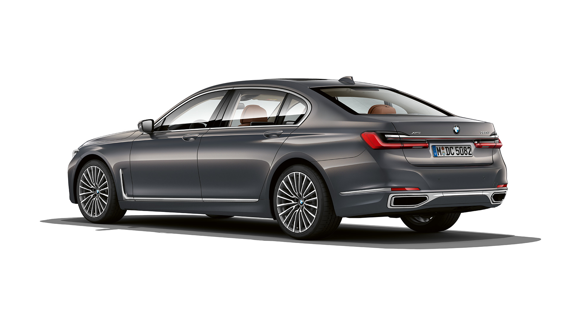 BMW 7 серії Седан з дизайном Pure Excellence: вид ззаду з поворотом в три чверті BMW 7 серії Седан сірого кольору з дизайном Pure Excellence: вид ззаду з поворотом в три чверті