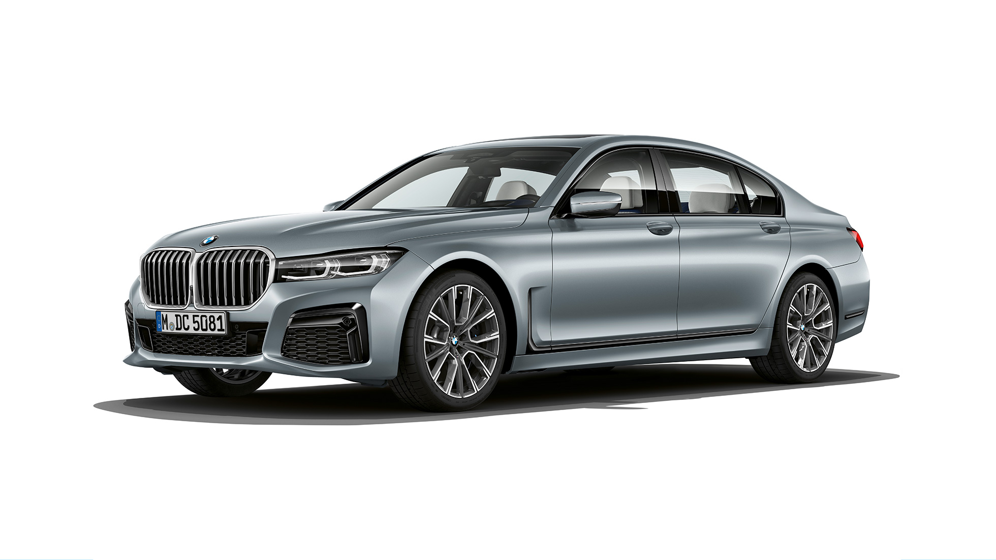 BMW 7 серії Седан з пакетом M Sport: вид спереду з поворотом в три чверті BMW 7 серії Седан сірого кольору з пакетом M Sport: вид спереду з поворотом в три чверті