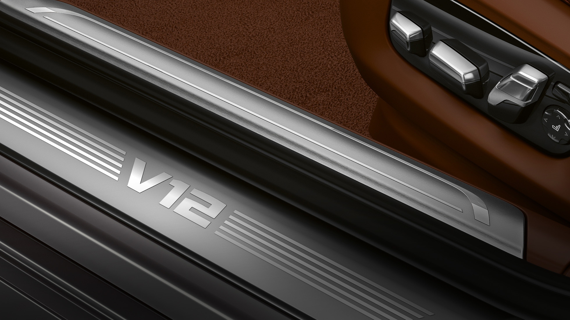 Порог BMW з позначенням V12 BMW M760Li xDrive: Накладка на порогах з позначенням V12 крупним планом
