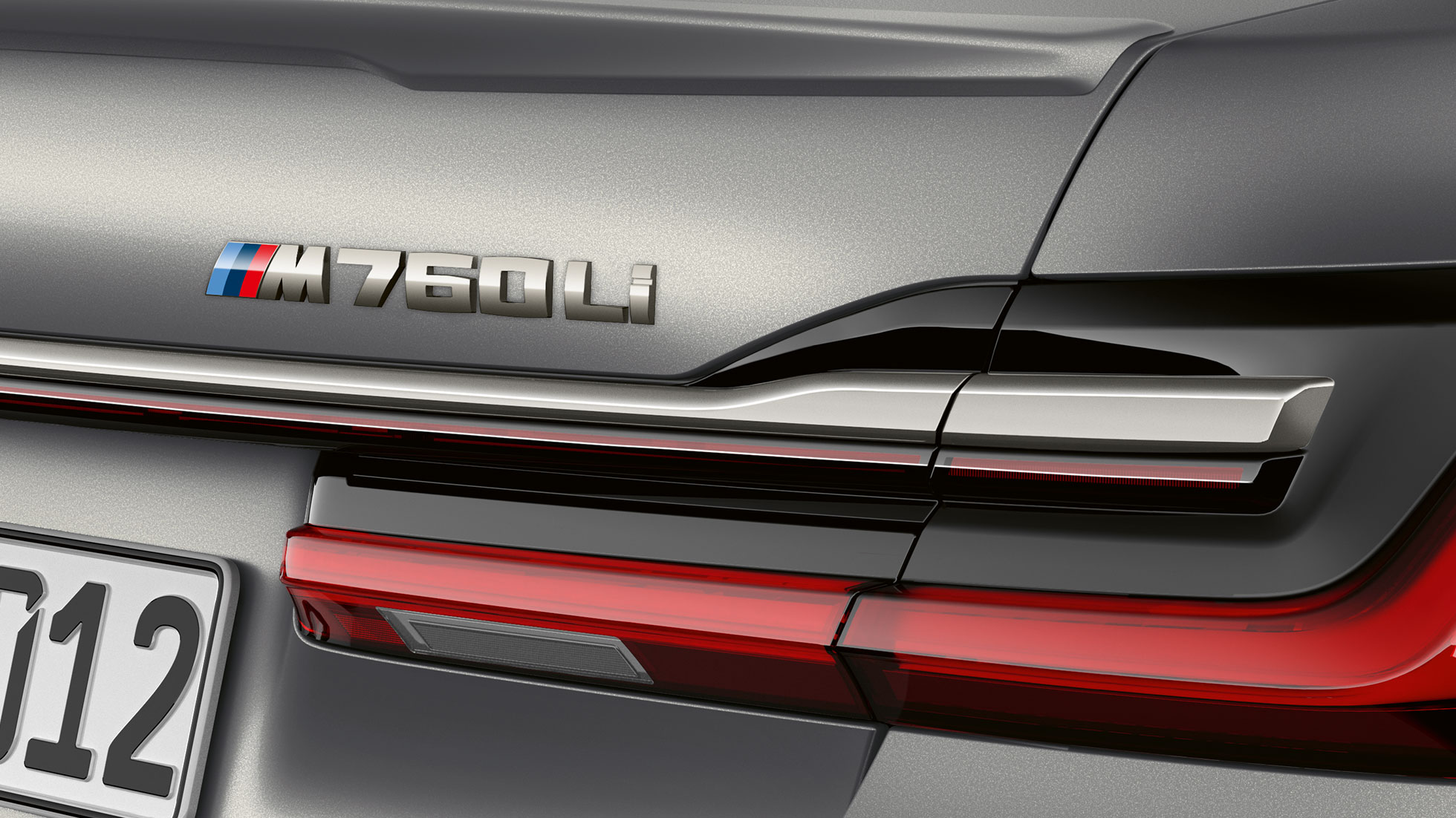 BMW 7 серії Седан: крупний план емблеми BMW M760Li BMW 7 серії Седан: крупний план емблеми BMW M760Li на задній частині кузова