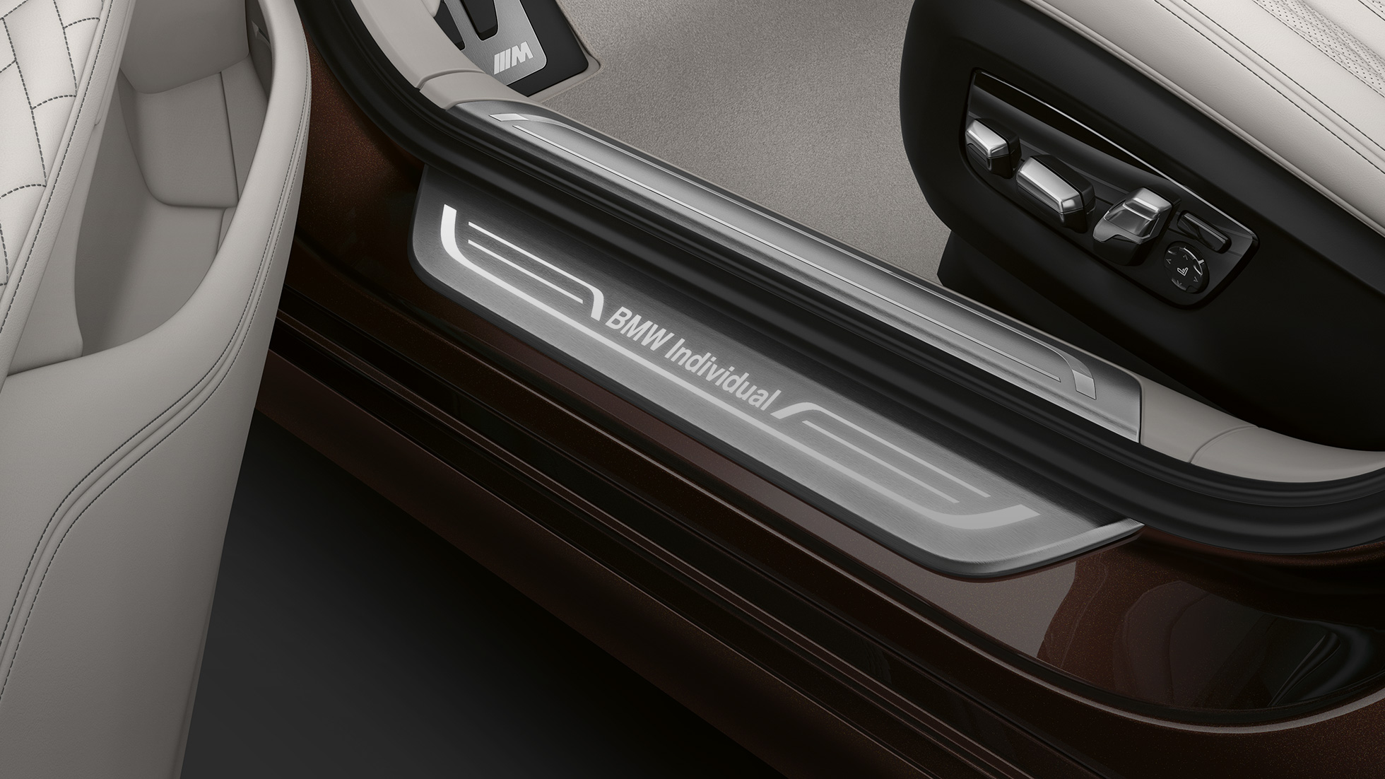 BMW 7 серії Седан: поріг дверей BMW 7 серії Седан: поріг дверей з написом «BMW Individual»