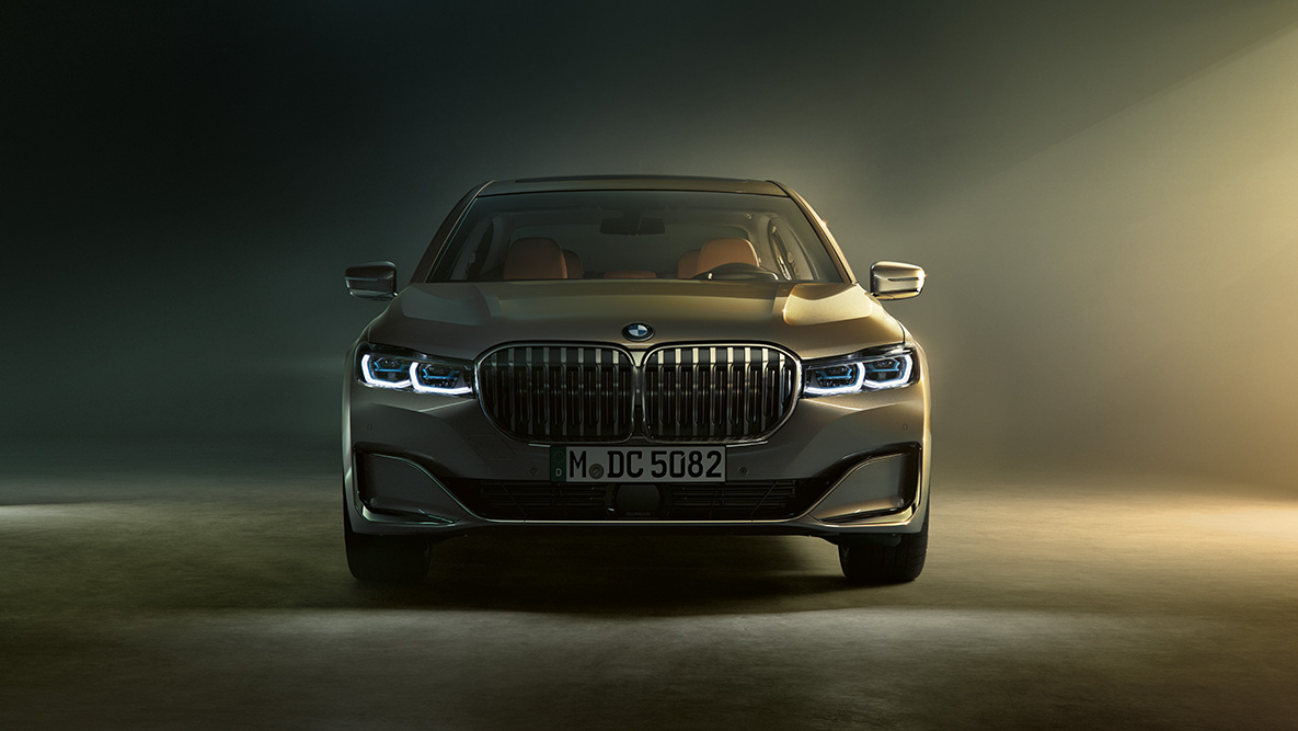 BMW 7 серії Седан: вид спереду BMW 7 серії Седан: вид спереду в умовах приглушеного освітлення