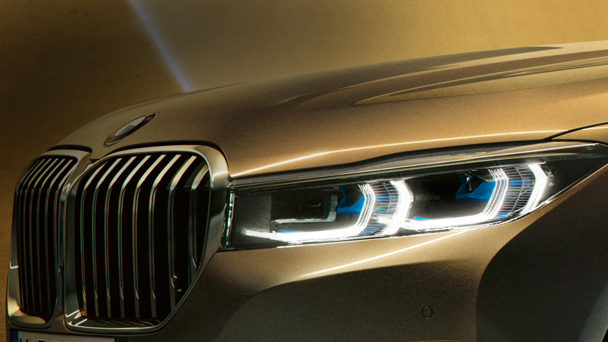 BMW 7 серії Седан: лазерні фари BMW 7 серії Седан: лазерні фари з біло-синім світінням крупним планом