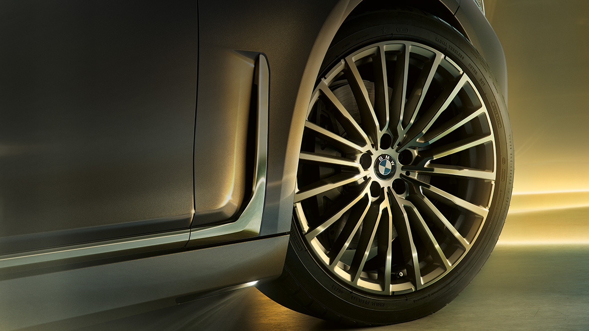 BMW 7 серії Седан: багатоспицеві колісні диски - BMW 7 серії Седан: багатоспицеві колісні диски крупним планом