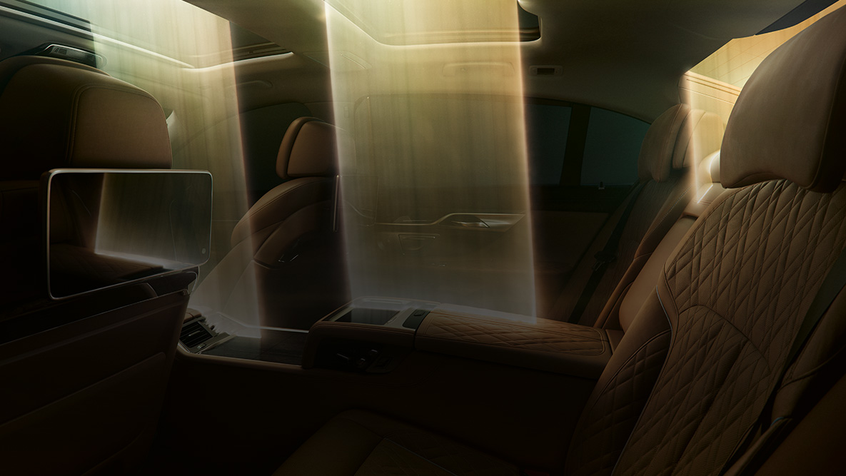 BMW 7 серії Седан: салон BMW 7 серії Седан: світло проникає в салон через панорамний скляний дах